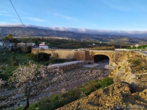 Foto de Villanueva de la Concepción con el Puente del Horcajo y la Sierra del Torcal con nubes
