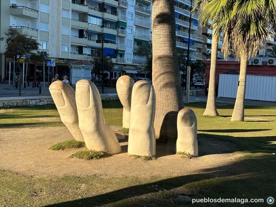 Escultura Mano Abierta en la Playa de Fuengirola