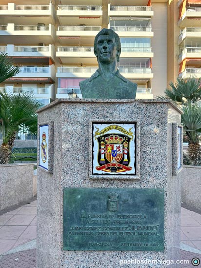 Busto de Juan Gomez "Juanito" de Andrés Lopez Yebra en el Paseo Marítimo Rey de España. Plaza Andrés López Yebra