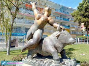 Rapto de Europa, escultura de Jose Seguiri en los jardines de la Casa fuerte de Bezmiliana