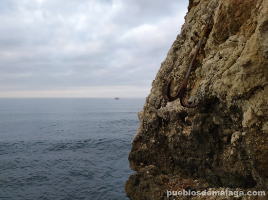 Ancla decorativa situada junto a la hornacina de la Virgen del Carmen en Rincón de la Victoria