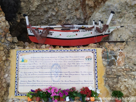 Barquita de madera y panel cerámico con la historia de la Virgen del Carmen en Rincón de la Victoria