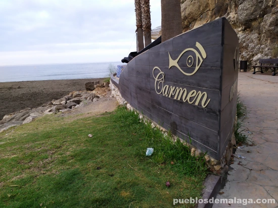 Barca cerámica con el nombre “Carmen” en el Paseo Virgen del Carmen de Rincón de la Victoria