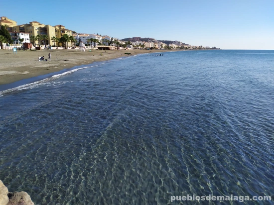 Vista de la playa junto al Santuario de la Virgen del Carmen en Rincón de la Victoria