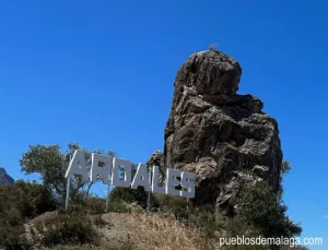 Letrero de Ardales junto a las rocas
