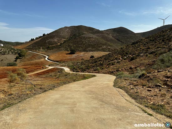 Carreterilla estrecha dela cueva de Ardales