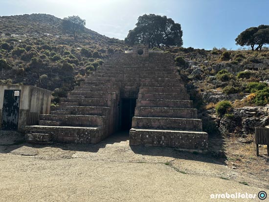 Acceso a la Cueva de Ardales en la Serrezuela, un macizo kárstico de 2 km2 entre los municipios de Ardales y Carratraca