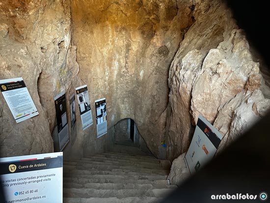 Escaleras de accseso al interior de la Cueva de Ardales construida en el siglo XIX