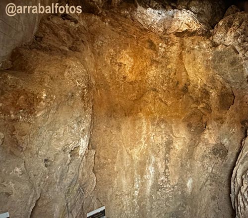 Detalle del Interior de la entrada a la Cueva de Ardales situada en cerro de la Calinoria