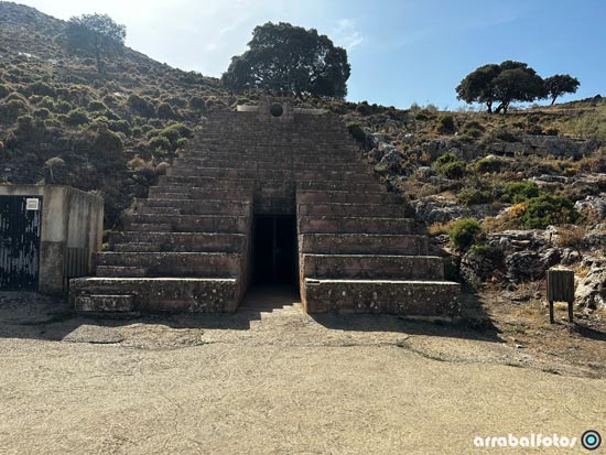Cueva de Ardales en la Serrezuela, un macizo kárstico de 2 km2 entre los municipios de Ardales y Carratraca, la boca de entrada está situada en la ladera norte del cerro de la Calinoria