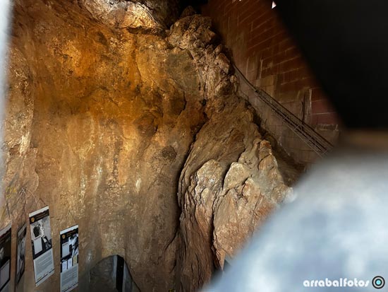 Interior de la boca de entrada a la Cueva de Ardales situada en la ladera norte del cerro de la Calinoria
