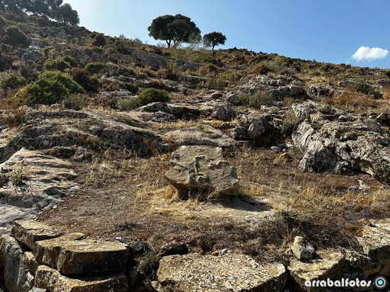 Paisaje de rocas situado junto a la entrada de la Cueva de Ardales en el Cerro de la Calinoria