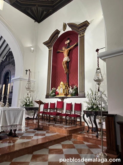 Cristo Crucificado en el altar mayor de la Iglesia de San Pedro de Cártama
