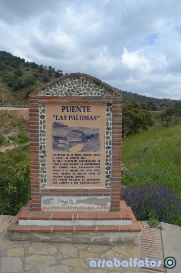 Monolito informativo ubicado junto al puente romano de Almogía que ofrece detalles históricos y patrimoniales del enclave.