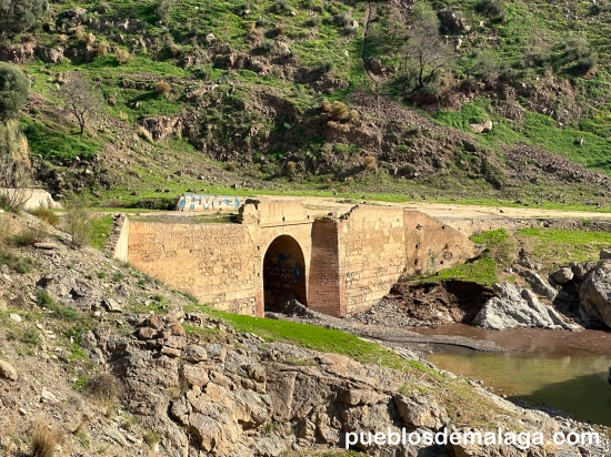 Puente de Linares en Almogía visible tras el descenso de aguas de la Presa de Casasola en diciembre de 2024, con el cauce del río Campanillas.