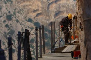 ocho alpinistas especializados en trabajos verticales y de montaña han reparado el Caminito del Rey