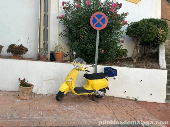 Vespa amarilla en las calles de Benagalbon