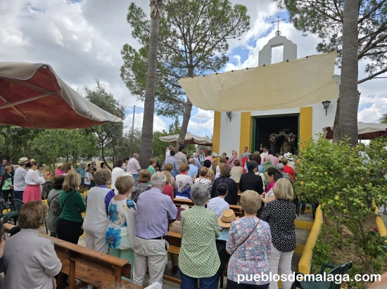 Romería de la Virgen de la Oliva frente a la ermita del paraje de Santillán en Mollina.