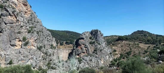 antigua Presa de los Caballeros en el entorno natural de Montejaque, rodeada de vegetación y formaciones rocosas.