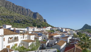 Vista panorámica del pueblo blanco de Montejaque en la Serranía de Ronda, Málaga, rodeado de formaciones rocosas calizas.